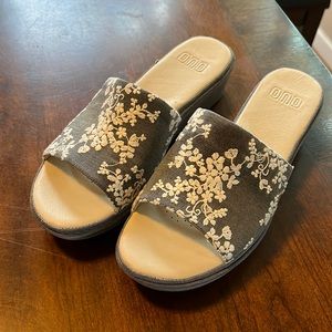 ONO Black & Cream Slides